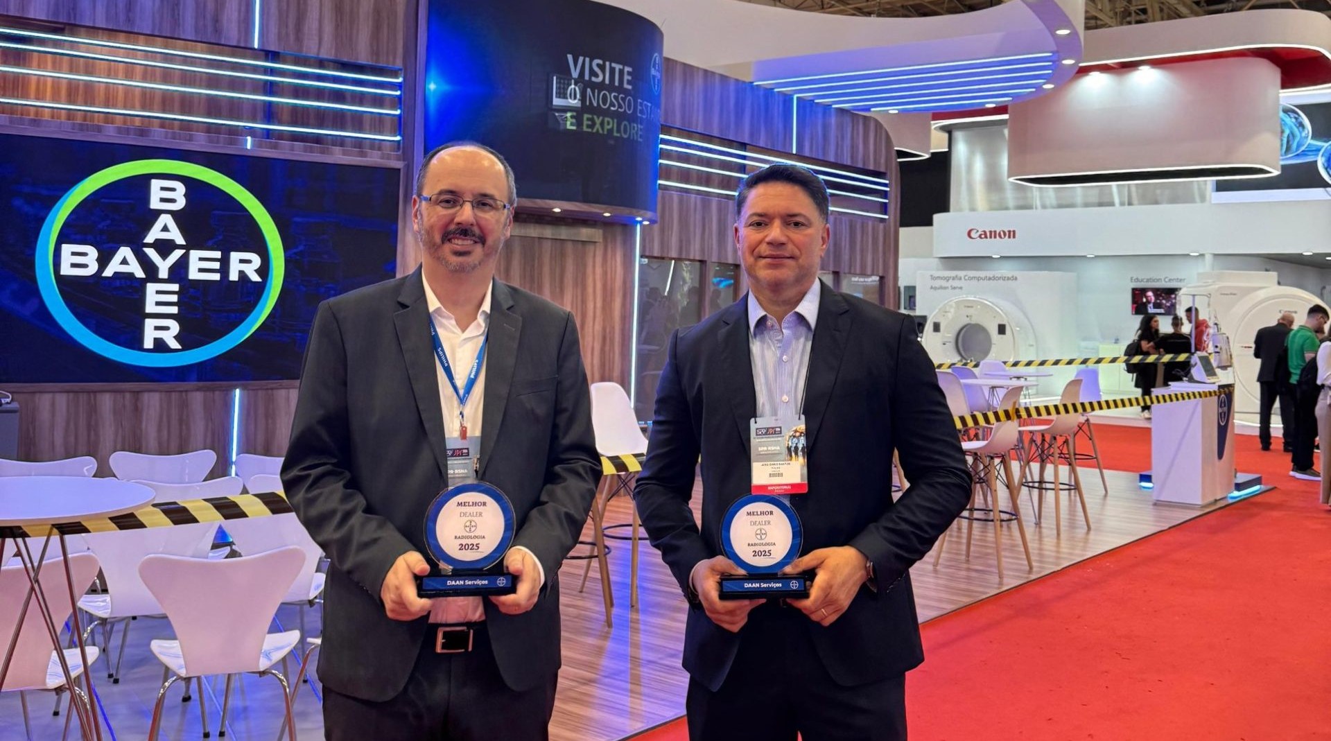 Equipe da Daan Serviços com o prêmio Bayer de Melhor Dealer Radiologia 2025