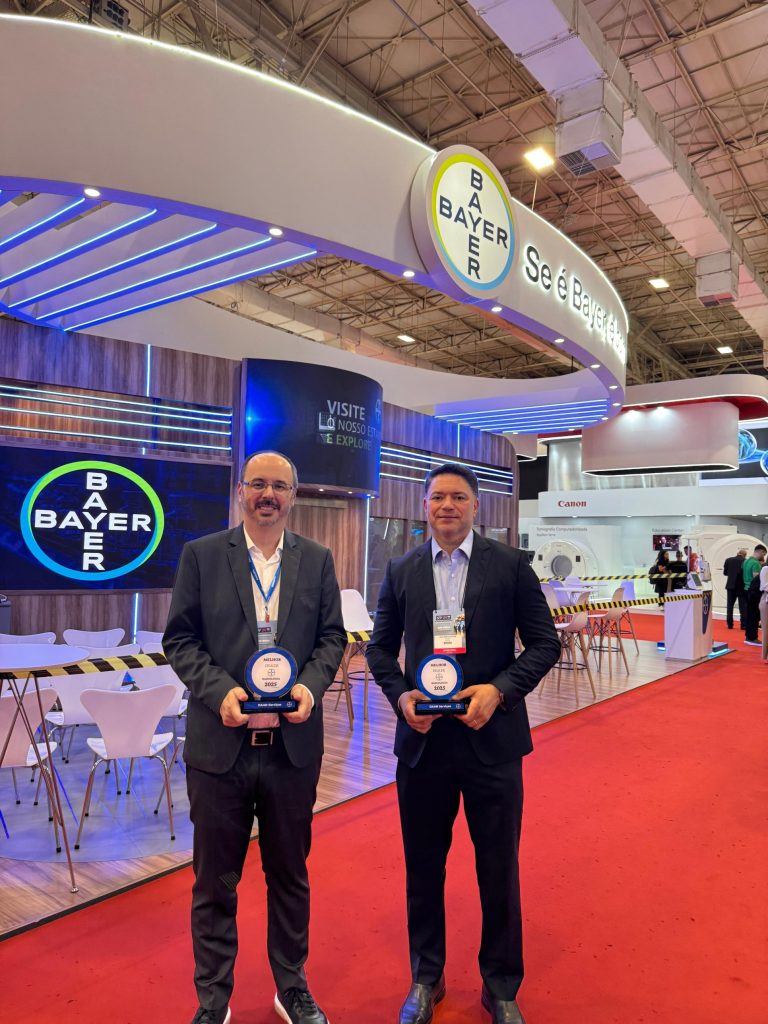 Equipe da Daan Serviços com o prêmio Bayer de Melhor Dealer Radiologia 2025